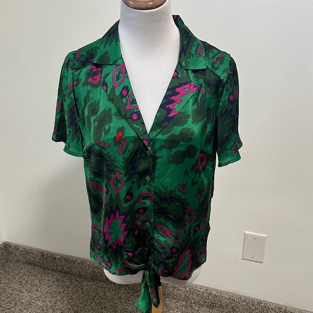 🌴 NWT Eclair Satin Blouse